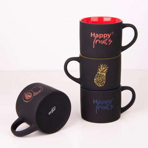 Кружка YASNA с покрытием SOFT-TOUCH, черный с голубым, 310 мл; - купить именные сувениры в Воронеже