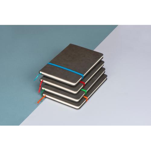 Блокнот Color линованный А5 в твердой обложке с резинкой; - купить подарки с логотипом в Воронеже