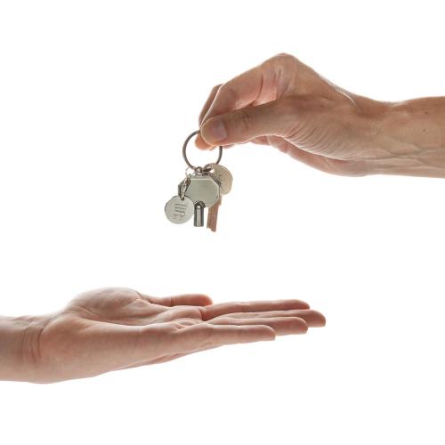 Брелок из переработанного цинка с радиаторным ключом и монетой RCS; - купить именные сувениры в Воронеже