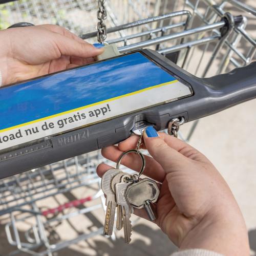 Брелок из переработанного цинка с радиаторным ключом и монетой RCS; - купить подарки с логотипом в Воронеже