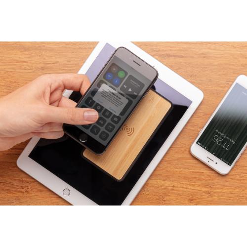 Внешний аккумулятор из переработанного пластика RCS с функцией беспроводной зарядки; - купить подарки с логотипом в Воронеже